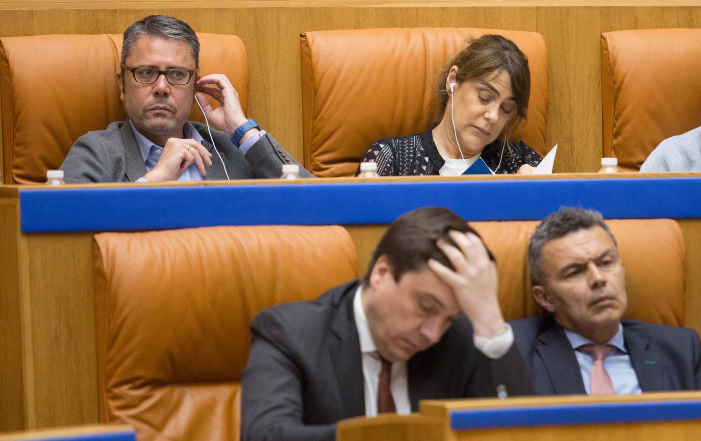 Los gestos de la sesión del Pleno del Parlamento