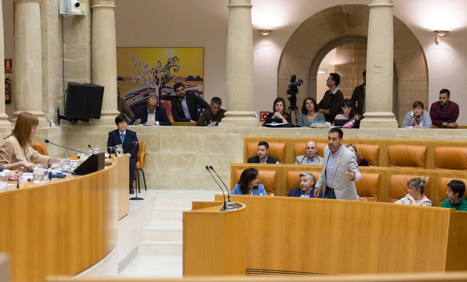 Los gestos de la sesión del Pleno del Parlamento