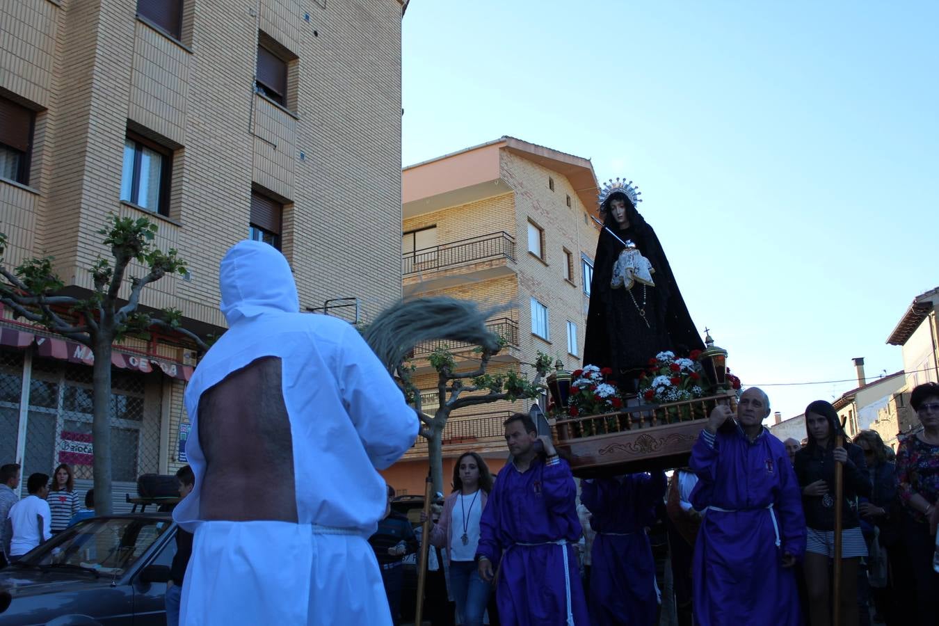 Los picaos cumplen penitencia en San Vicente en la Cruz de mayo