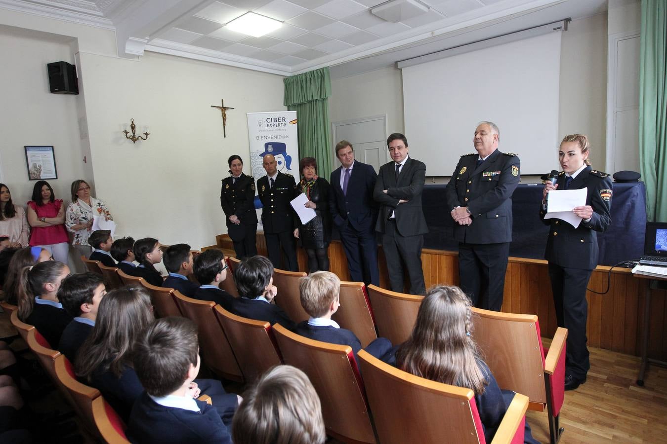 Entrega de carnés del programa &#039;Ciberexpert@s&#039;, del Cuerpo Nacional de Policía, en el colegio de Escolapias