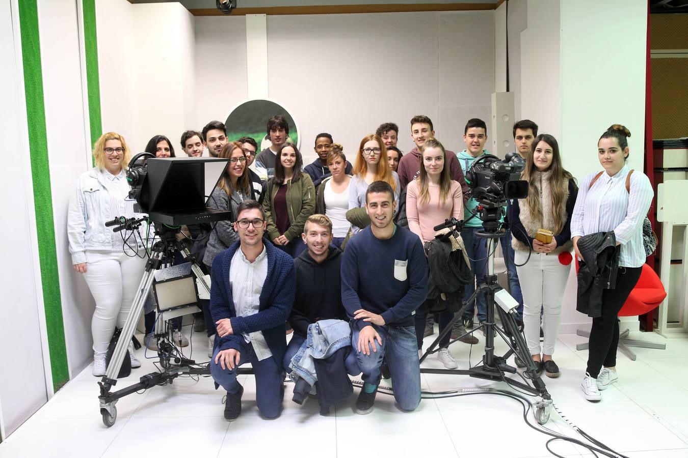 Alumnos de 1º de Grado Superior de Administración y Finanzas del Ies Comercio visitan la multimedia de Diario LA RIOJA