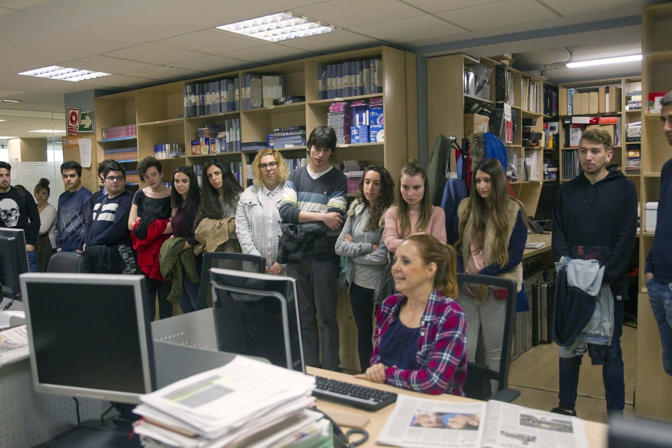 Alumnos de 1º de Grado Superior de Administración y Finanzas del Ies Comercio visitan la multimedia de Diario LA RIOJA