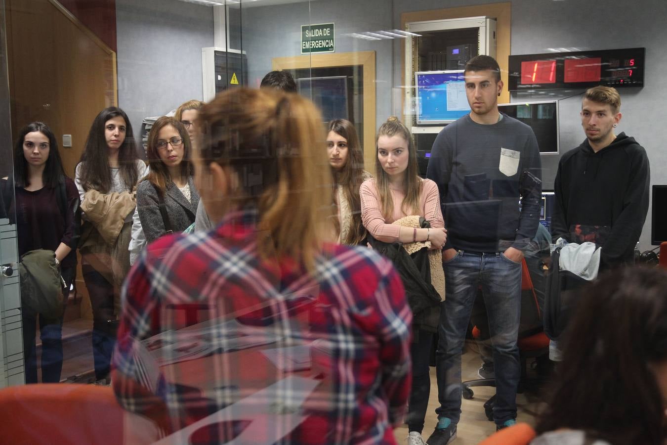 Alumnos de 1º de Grado Superior de Administración y Finanzas del Ies Comercio visitan la multimedia de Diario LA RIOJA