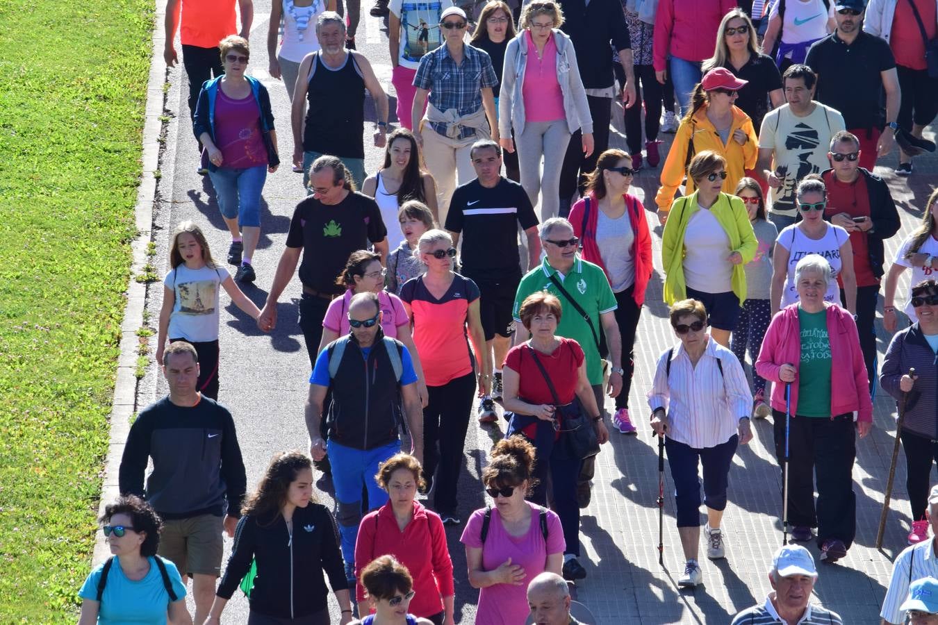 Más de mil personas en el tercer paseo saludable