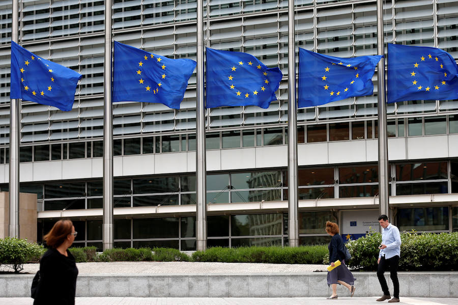 Banderas a media asta en la Comisión Europea.