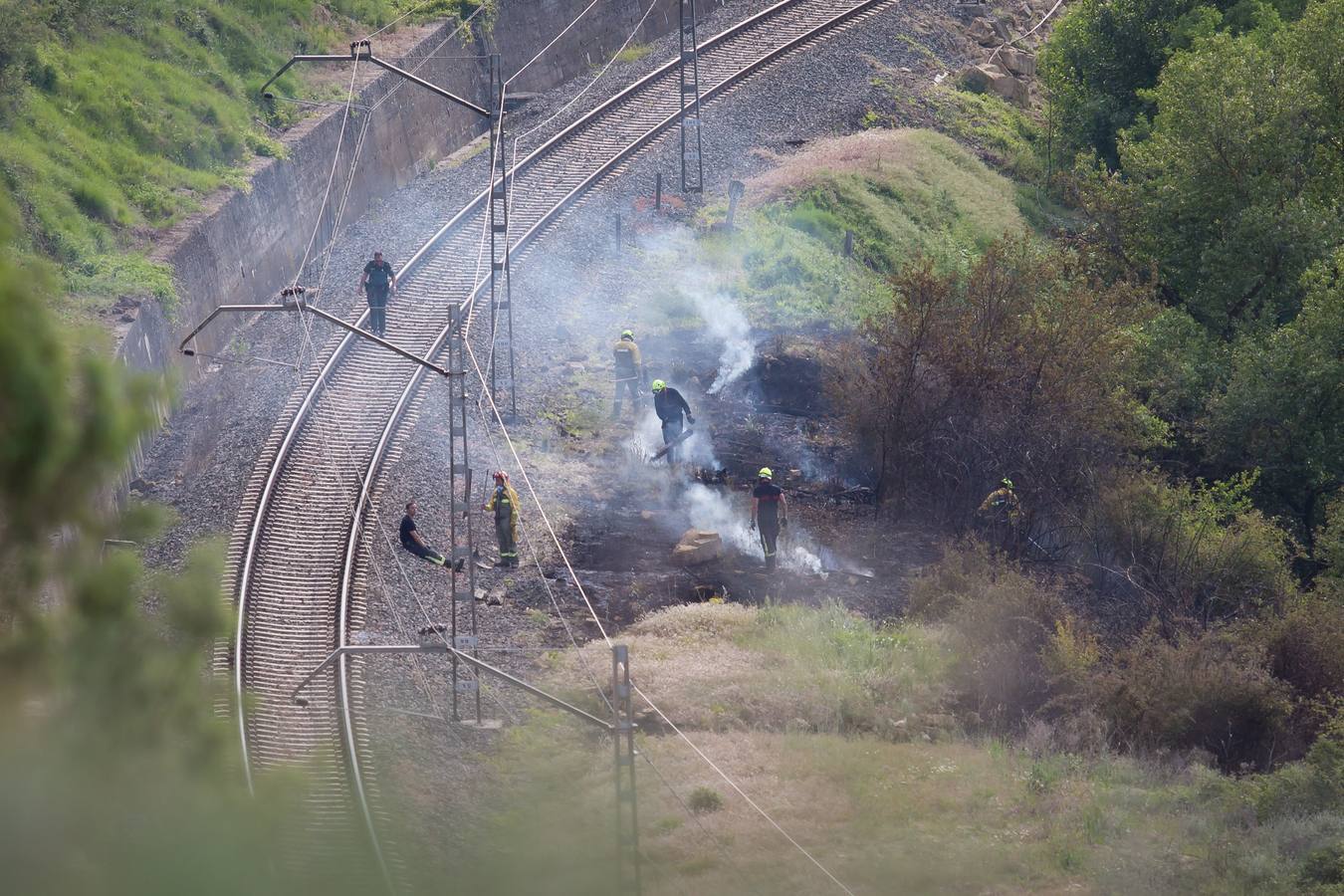 Una locomotora provoca un incendio en Gimileo