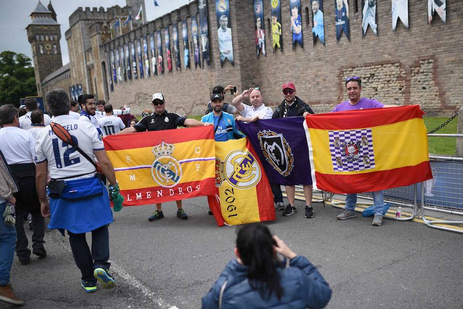 Cardiff se tiñe de blanco para animar al Real Madrid. La capital de Gales acoge la final de la Liga de Campeones, y multitud de aficionados madridistas se han desplazado para apoyar a su equipo, dejando las imágenes más variopintas.