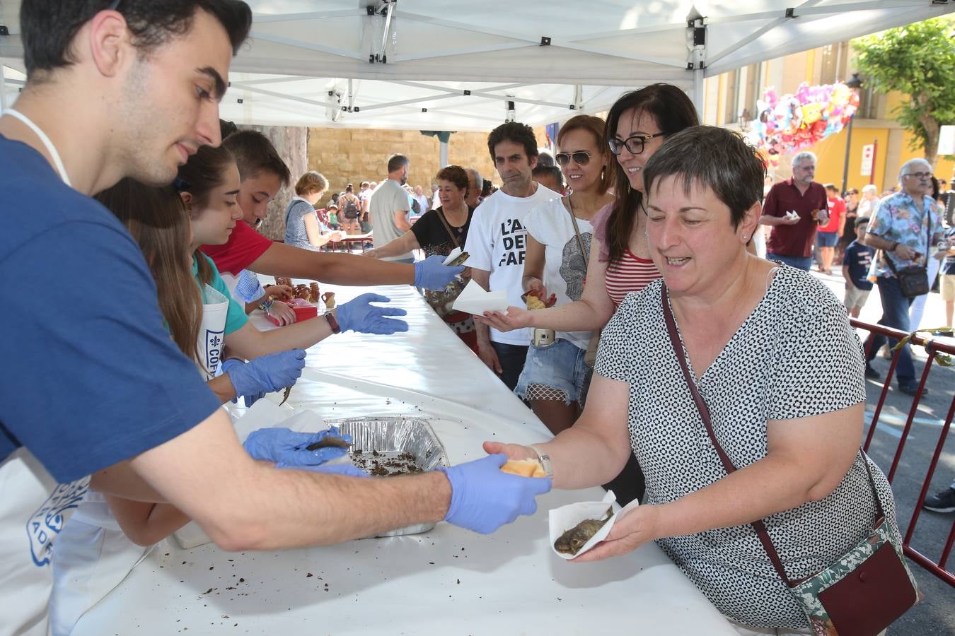 San Bernabé 2017: reparto del pez (1)