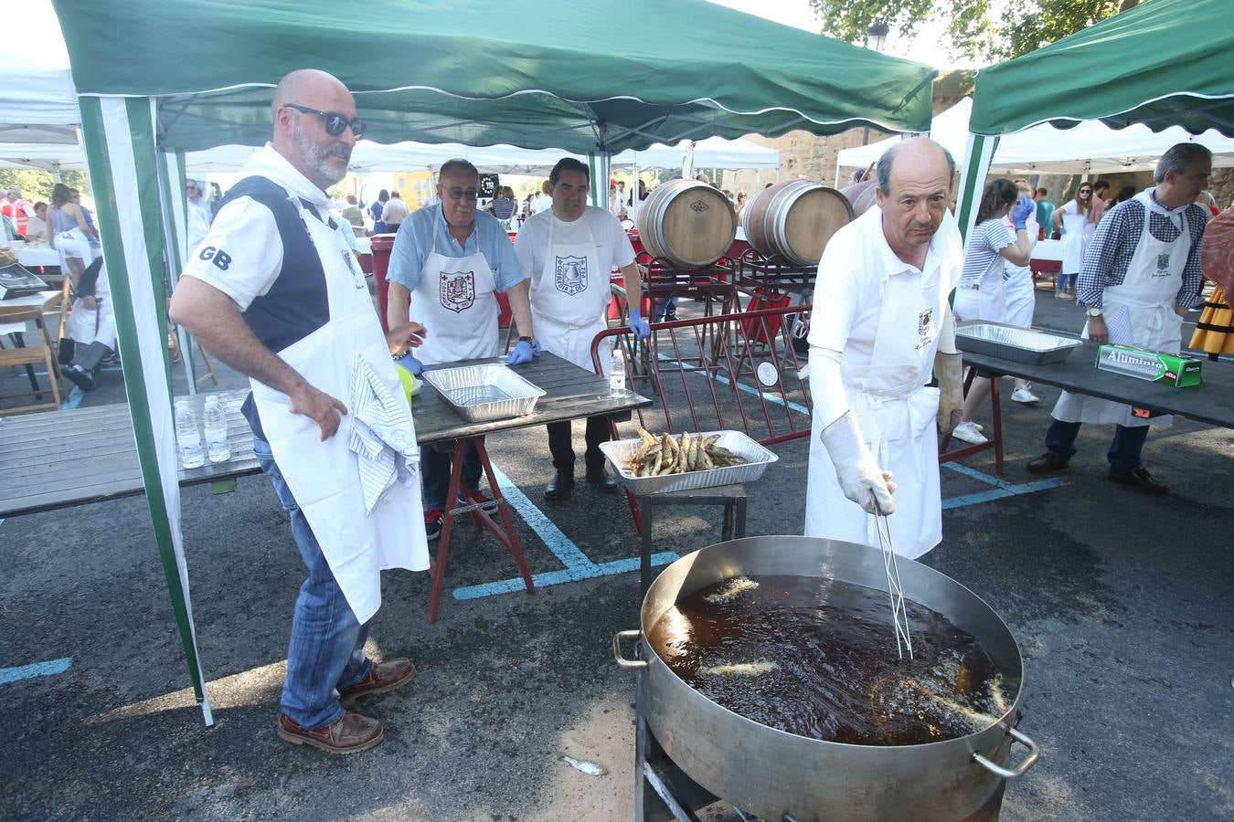 San Bernabé 2017: reparto del pez (1)