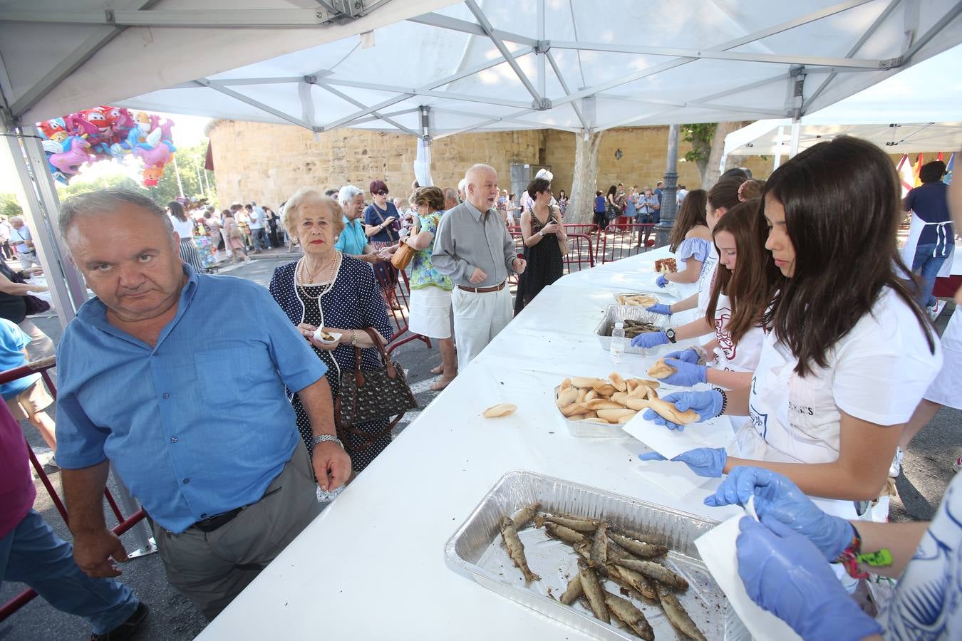 San Bernabé 2017: reparto del pez (1)