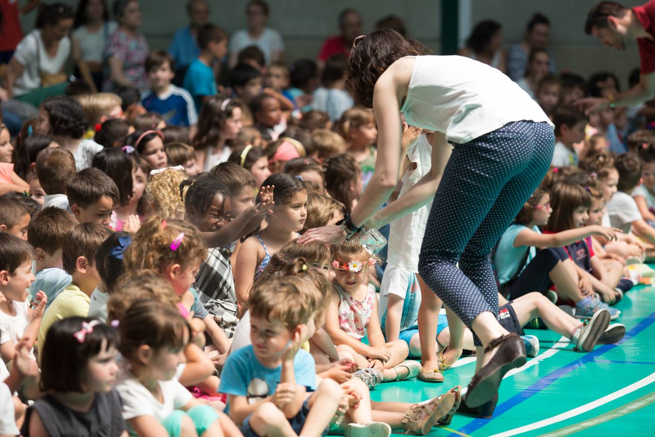 Alumnos, padres y profesores del CEIP Las Gaunas Logroño disfruta de un espectaculo circense protagonizado por escolares del centro