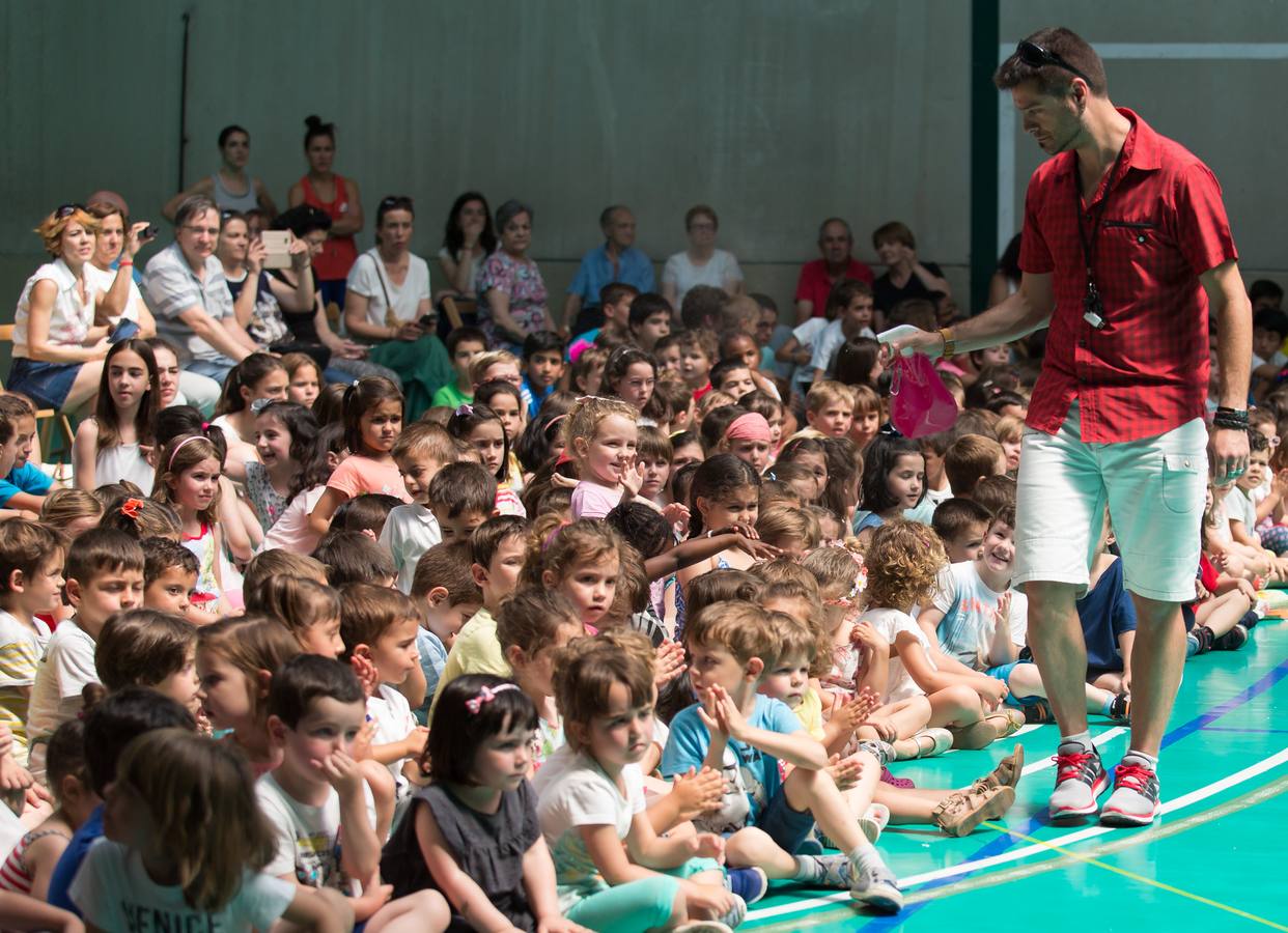 Alumnos, padres y profesores del CEIP Las Gaunas Logroño disfruta de un espectaculo circense protagonizado por escolares del centro