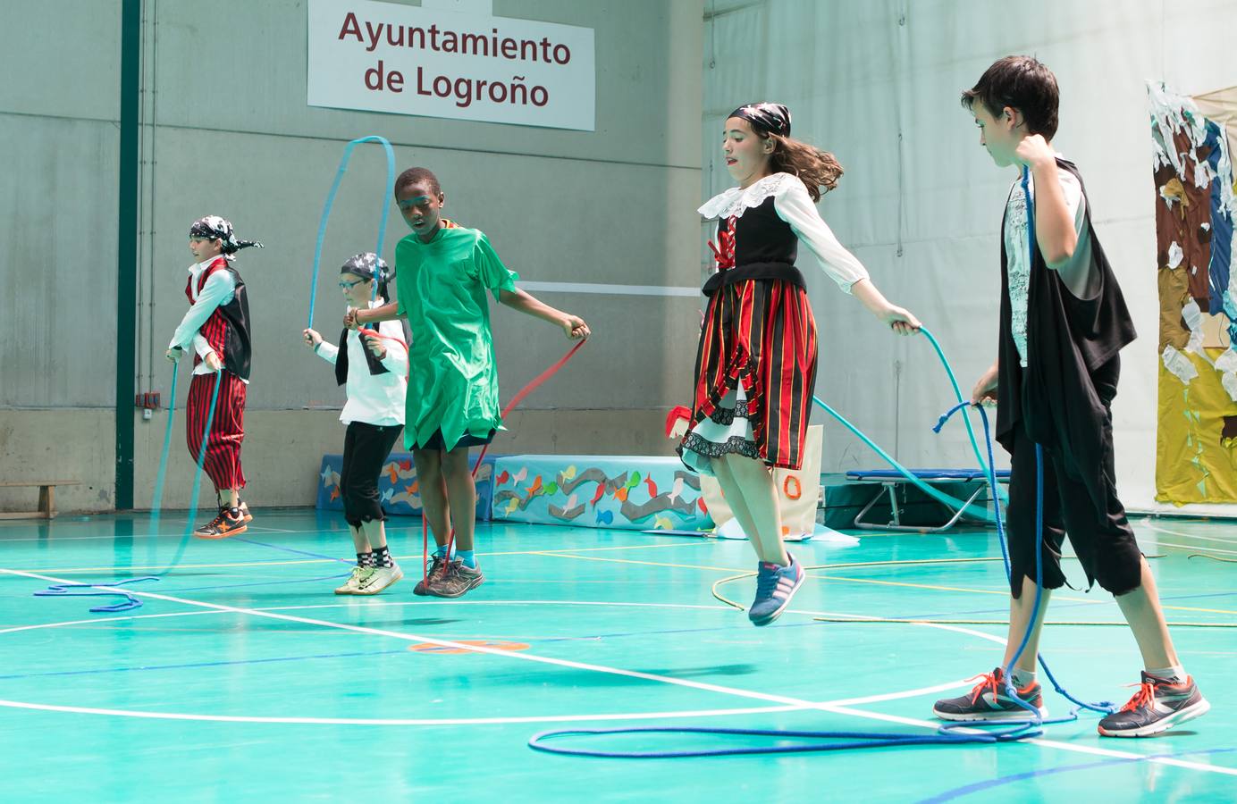 Alumnos, padres y profesores del CEIP Las Gaunas Logroño disfruta de un espectaculo circense protagonizado por escolares del centro