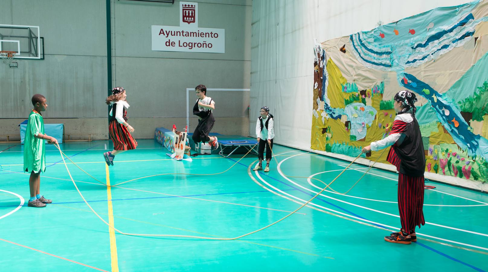 Alumnos, padres y profesores del CEIP Las Gaunas Logroño disfruta de un espectaculo circense protagonizado por escolares del centro