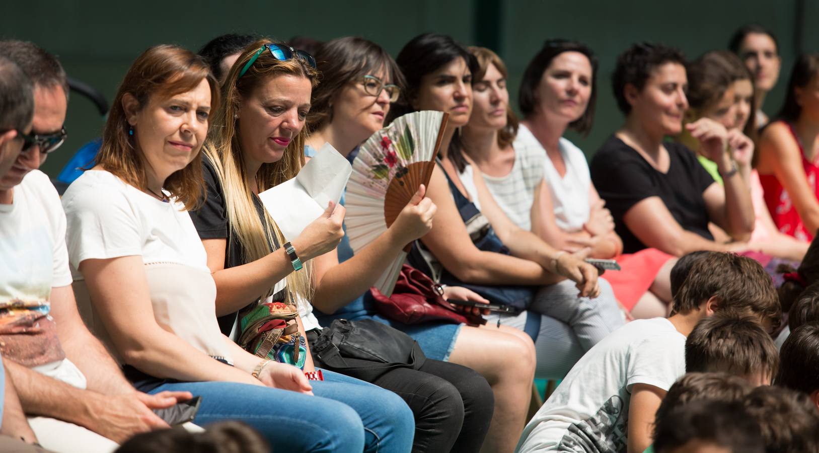 Alumnos, padres y profesores del CEIP Las Gaunas Logroño disfruta de un espectaculo circense protagonizado por escolares del centro