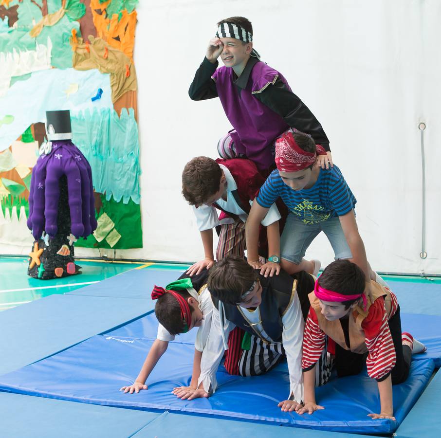 Alumnos, padres y profesores del CEIP Las Gaunas Logroño disfruta de un espectaculo circense protagonizado por escolares del centro