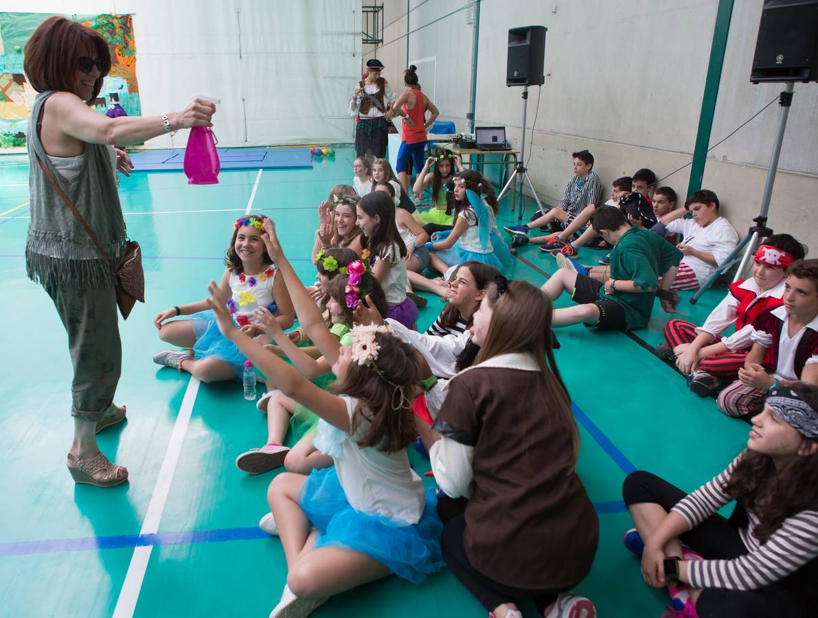 Alumnos, padres y profesores del CEIP Las Gaunas Logroño disfruta de un espectaculo circense protagonizado por escolares del centro