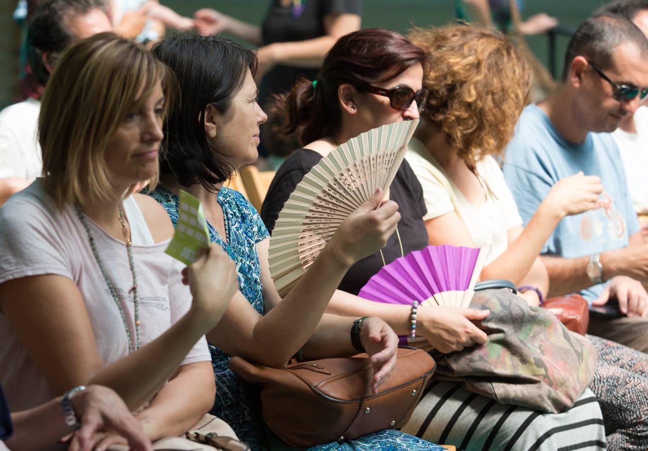 Alumnos, padres y profesores del CEIP Las Gaunas Logroño disfruta de un espectaculo circense protagonizado por escolares del centro