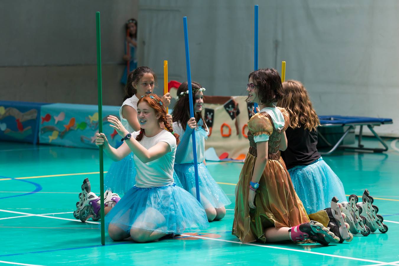 Alumnos, padres y profesores del CEIP Las Gaunas Logroño disfruta de un espectaculo circense protagonizado por escolares del centro