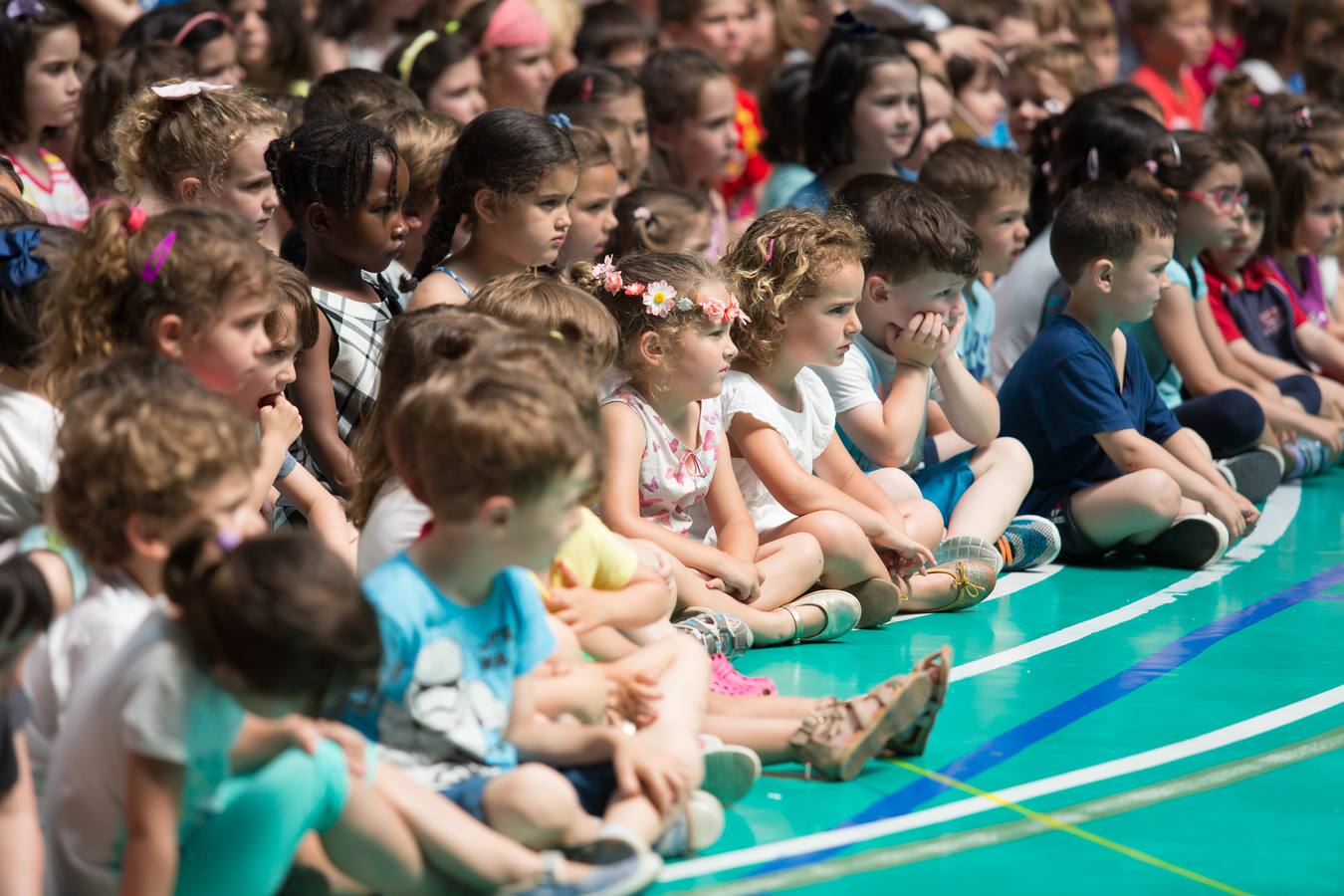 Alumnos, padres y profesores del CEIP Las Gaunas Logroño disfruta de un espectaculo circense protagonizado por escolares del centro