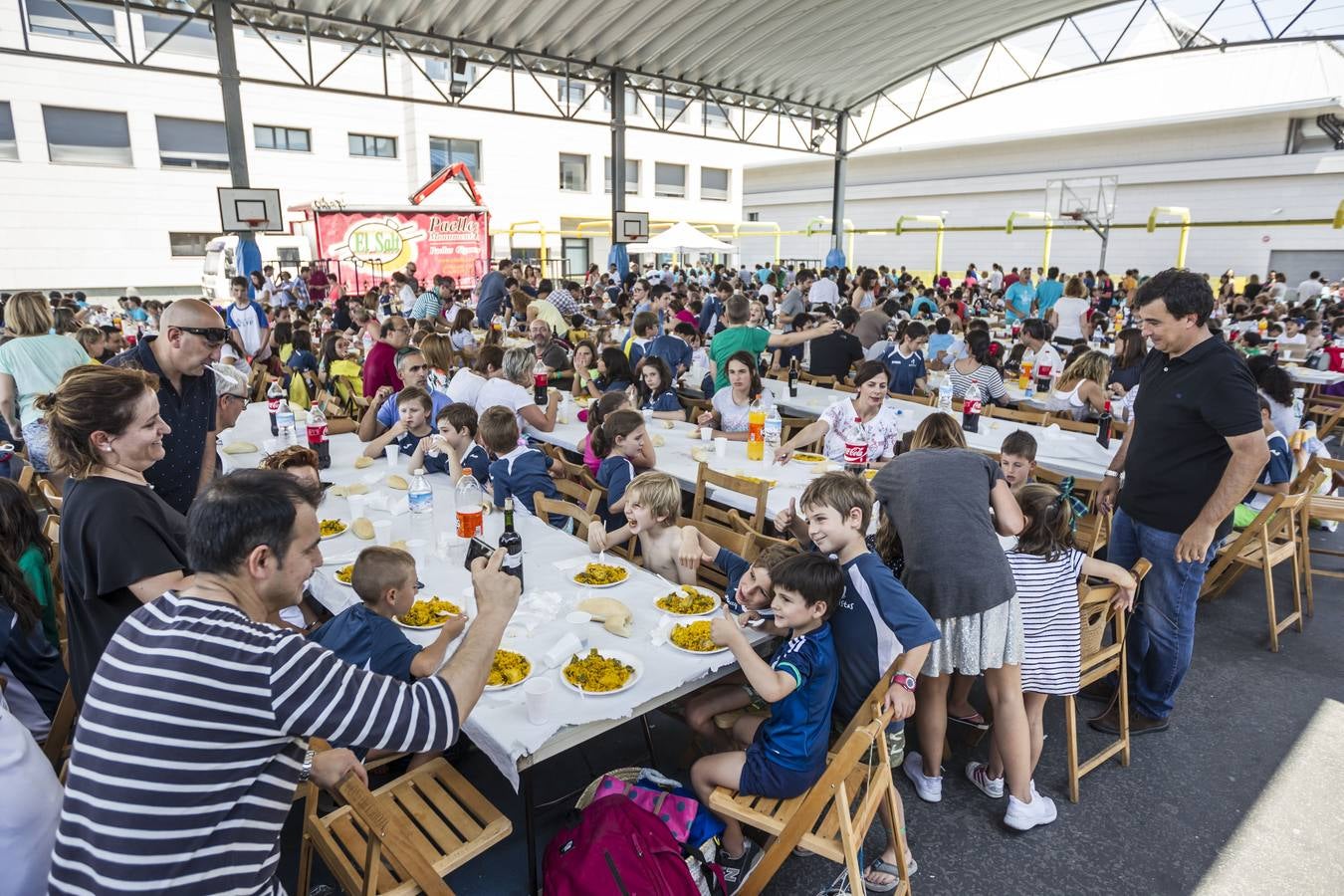 Paellada en la fiesta de fin de curso de Maristas