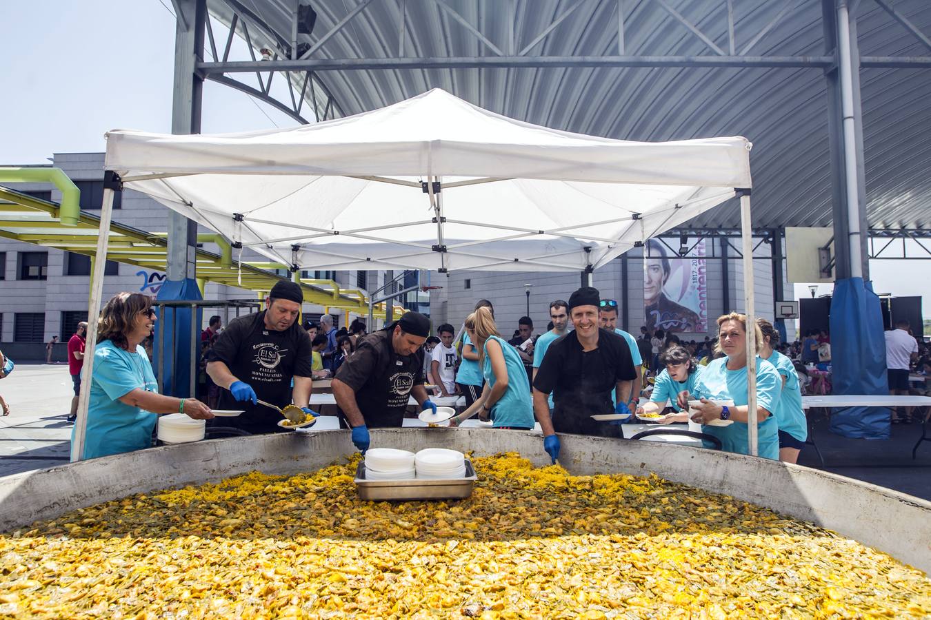 Paellada en la fiesta de fin de curso de Maristas