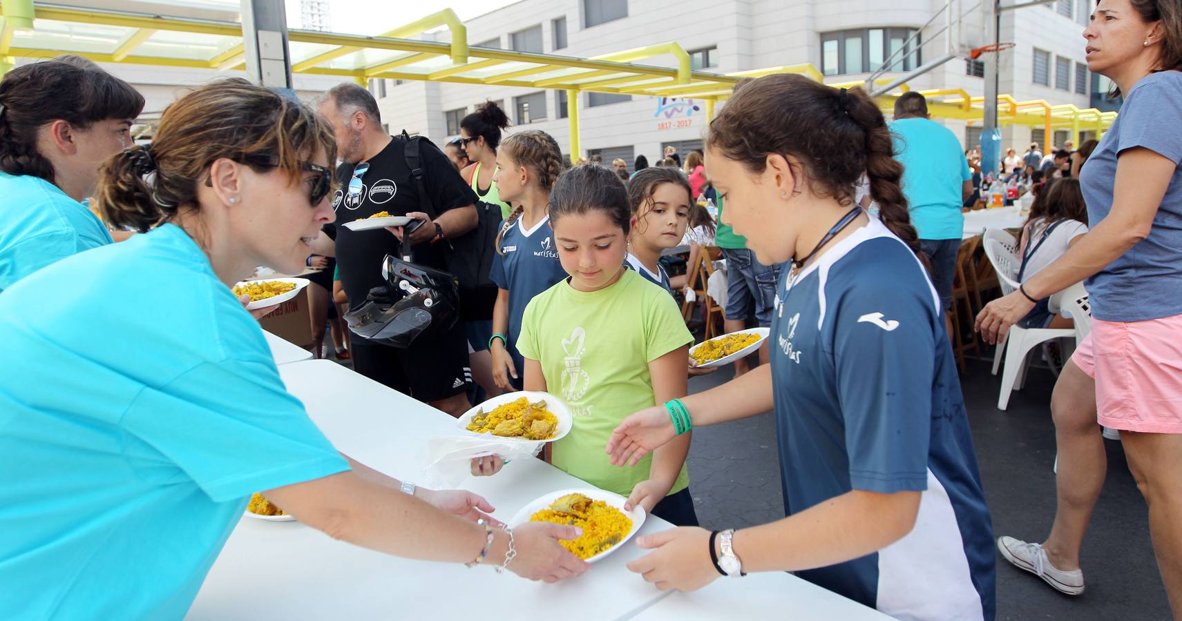 Paellada en la fiesta de fin de curso de Maristas