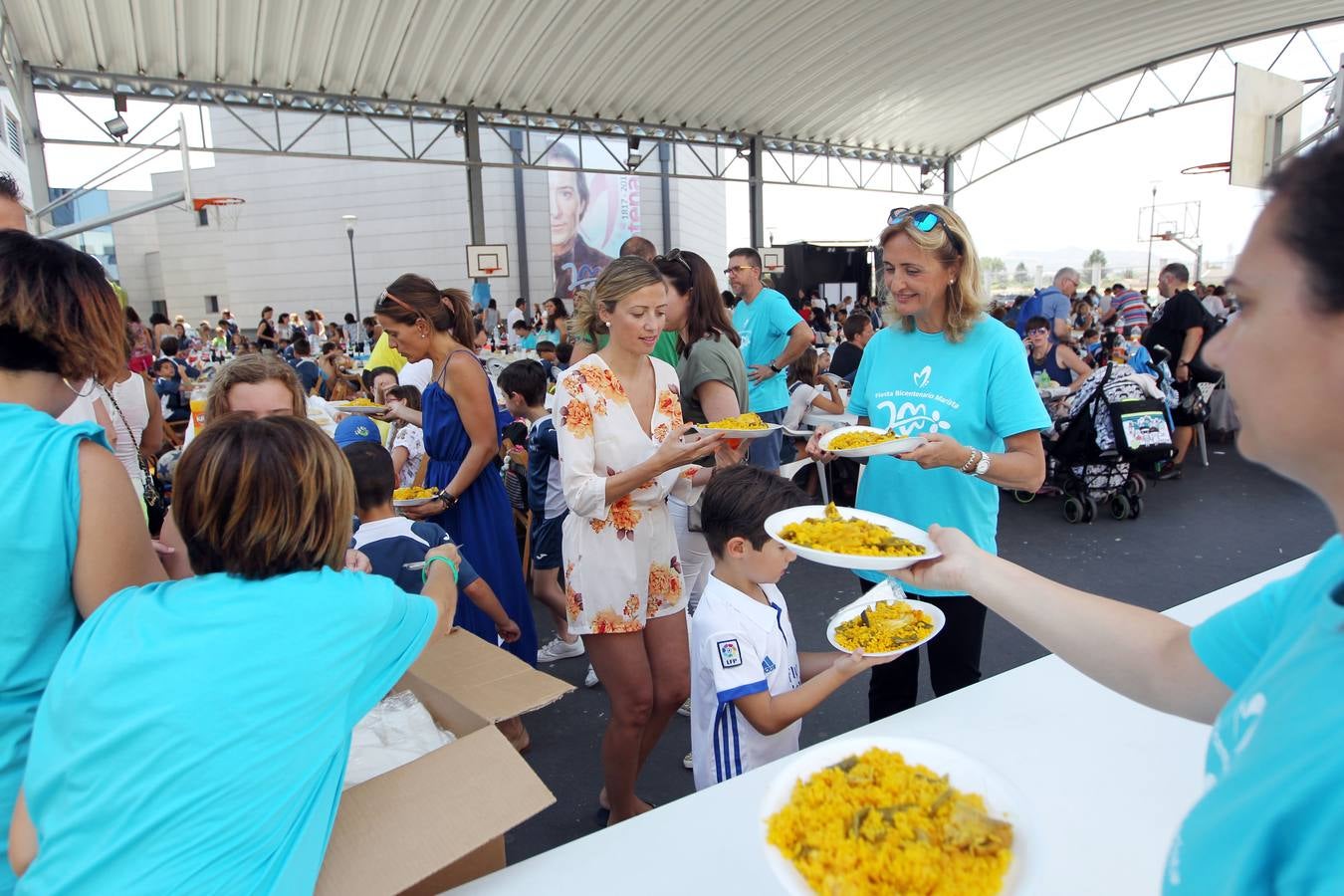 Paellada en la fiesta de fin de curso de Maristas