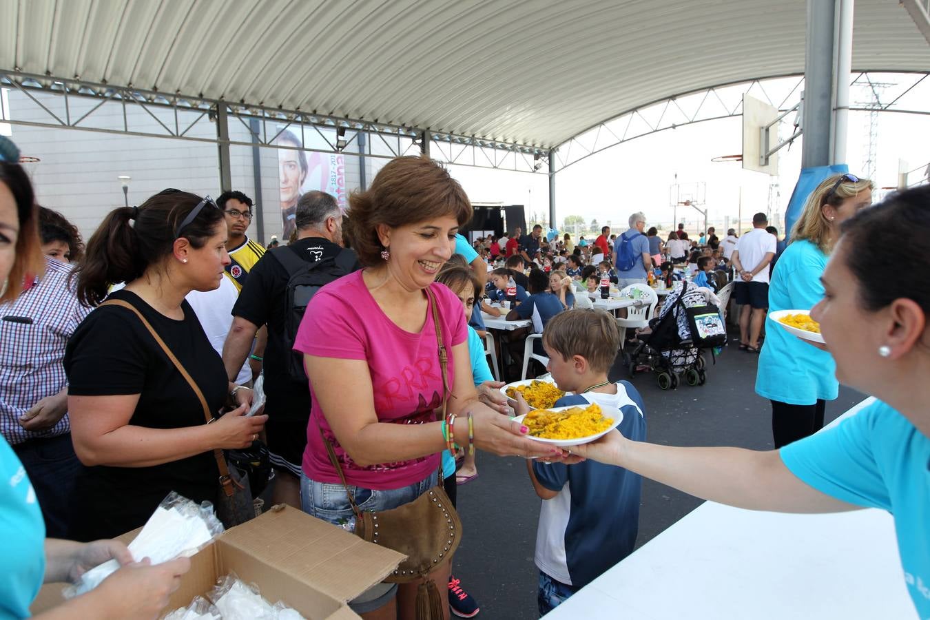 Paellada en la fiesta de fin de curso de Maristas