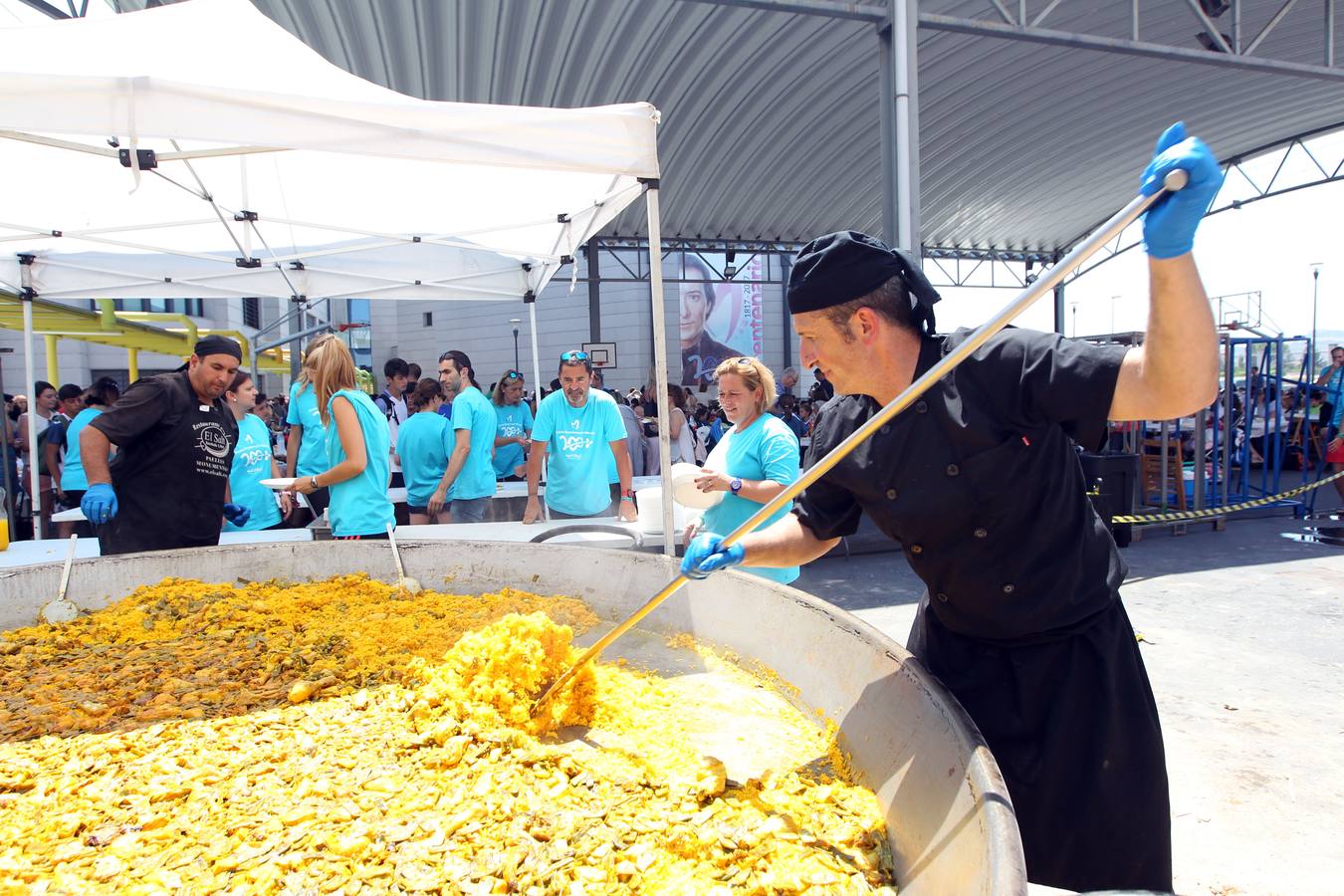 Paellada en la fiesta de fin de curso de Maristas