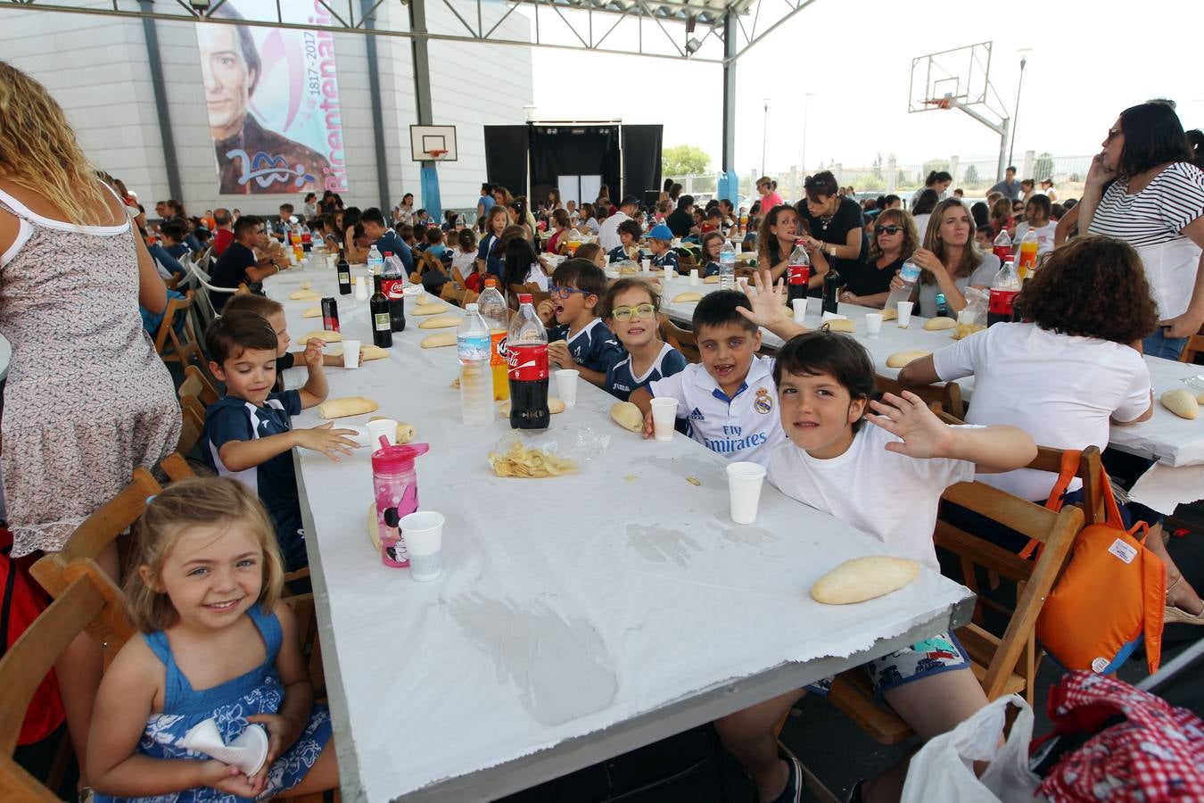 Paellada en la fiesta de fin de curso de Maristas