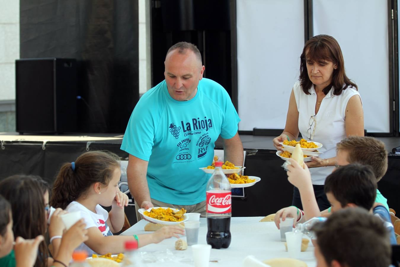 Paellada en la fiesta de fin de curso de Maristas