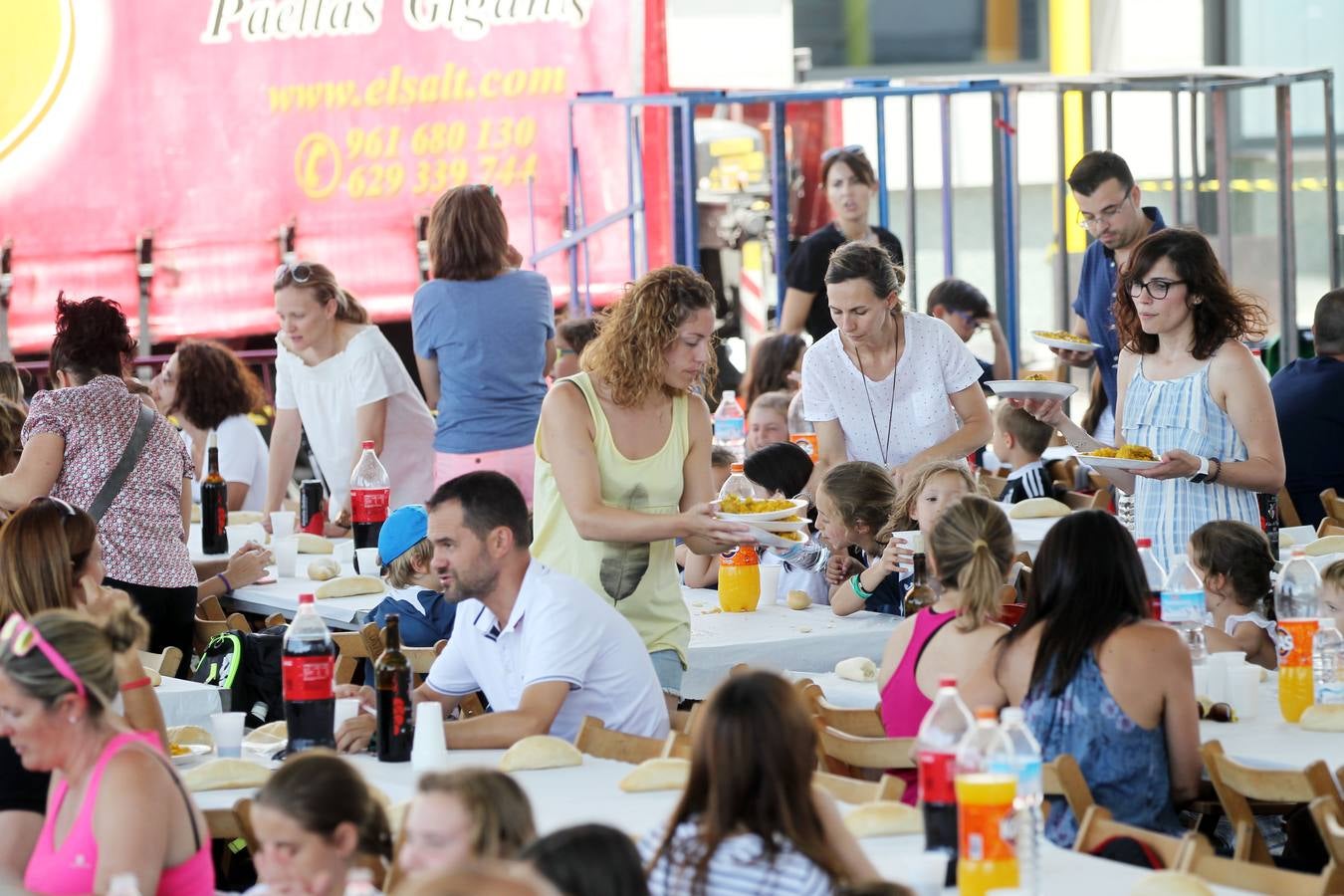 Paellada en la fiesta de fin de curso de Maristas