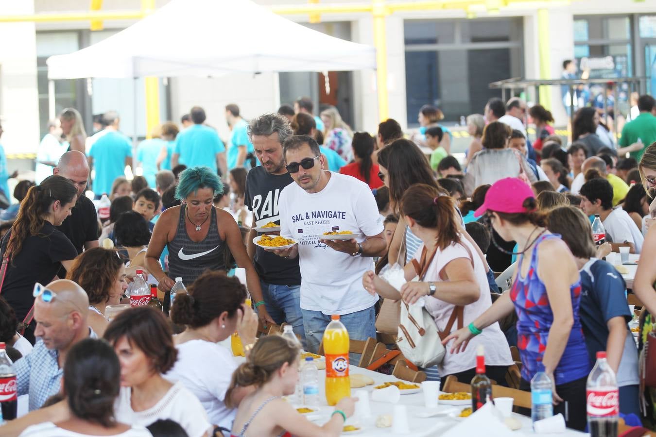 Paellada en la fiesta de fin de curso de Maristas