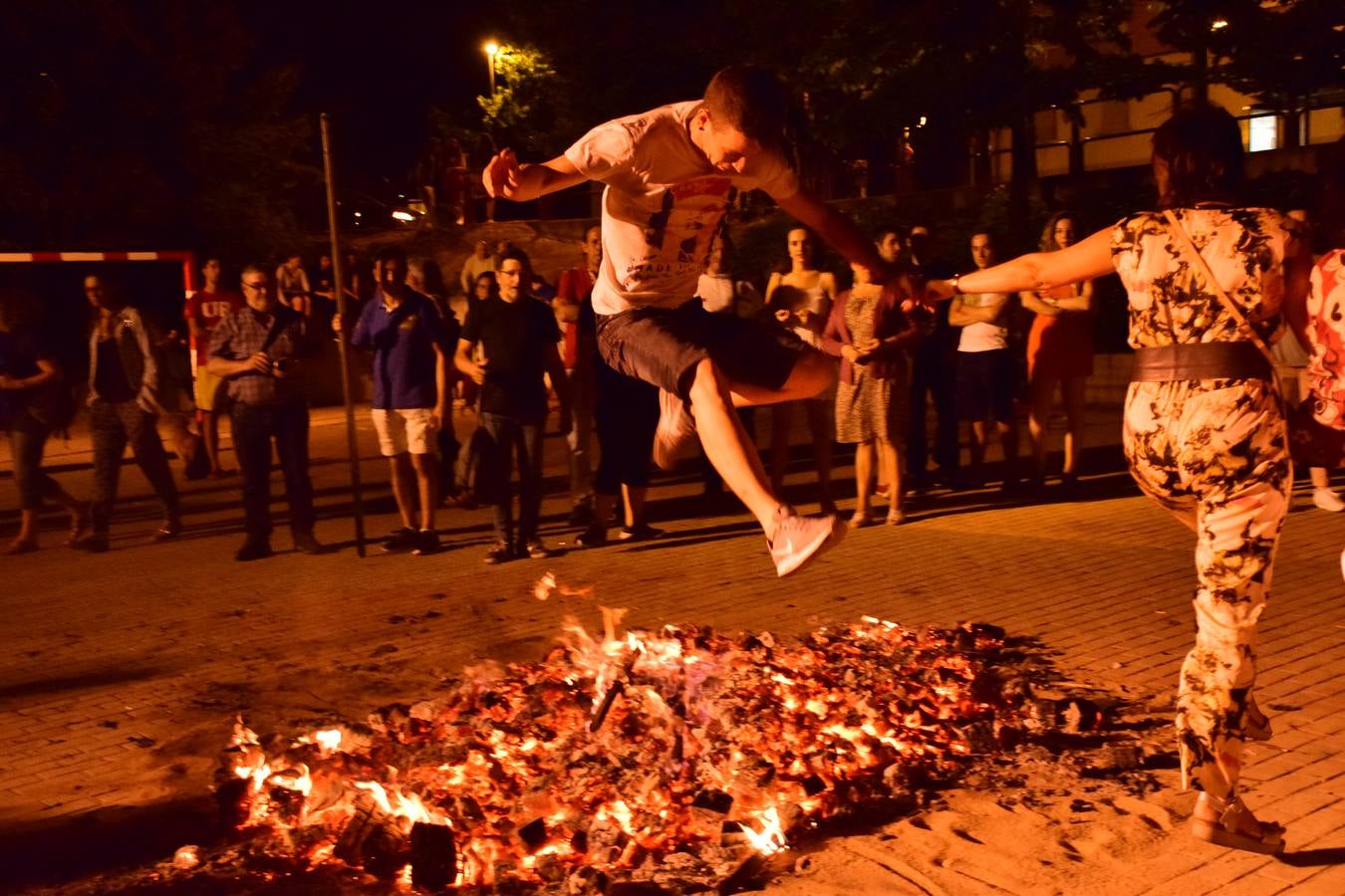 San Antonio enciende su hoguera por San Juan