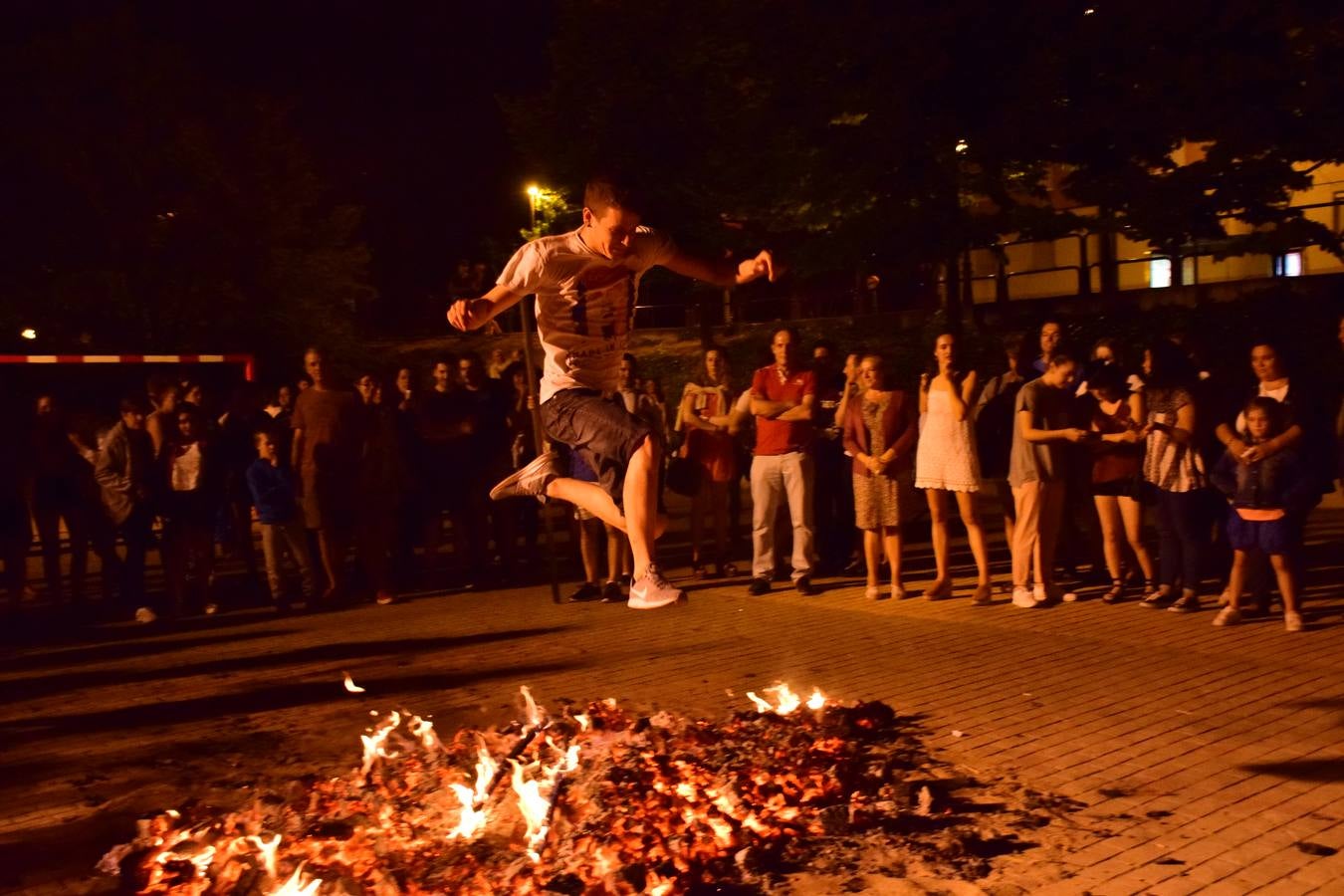 San Antonio enciende su hoguera por San Juan