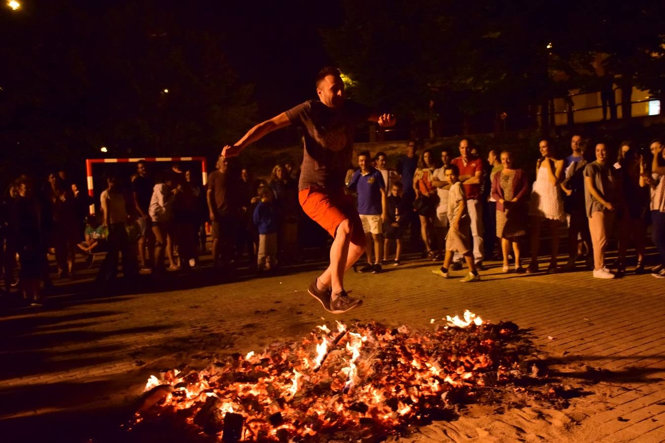 San Antonio enciende su hoguera por San Juan