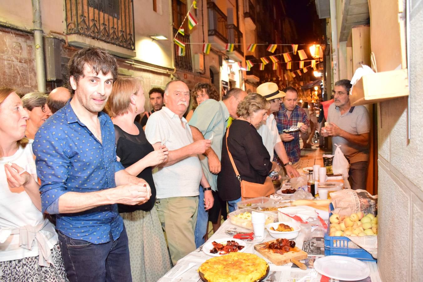 Cena en la calle San Juan por sus fiestas