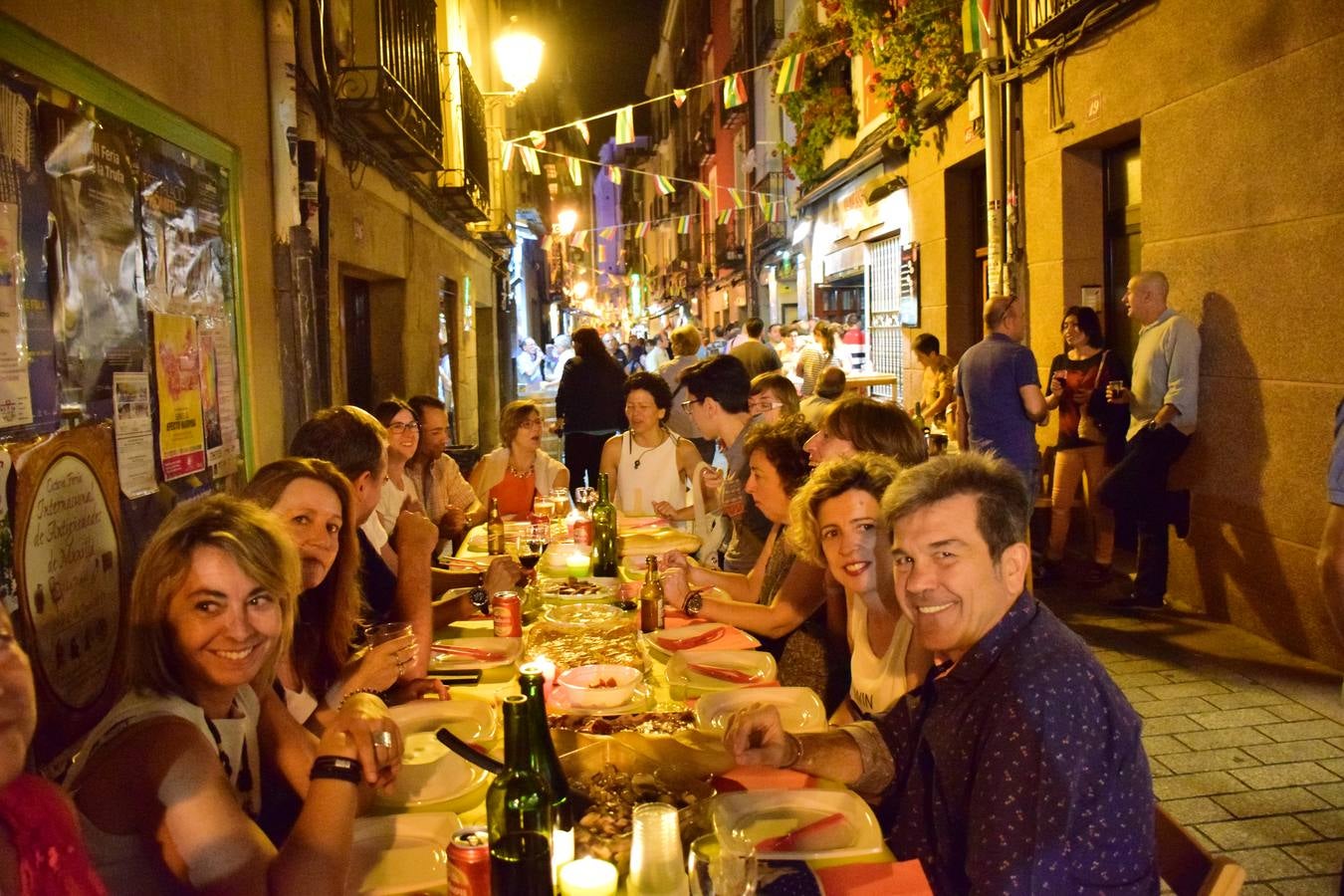 Cena en la calle San Juan por sus fiestas