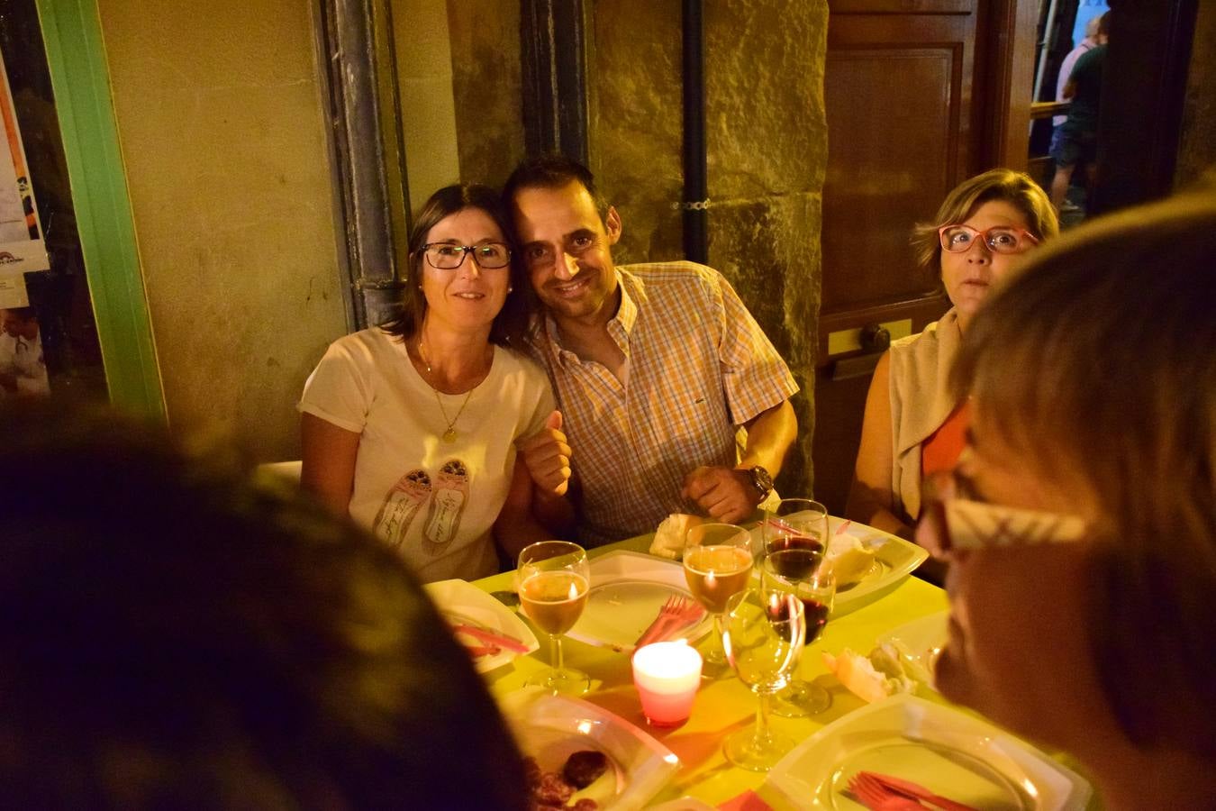 Cena en la calle San Juan por sus fiestas