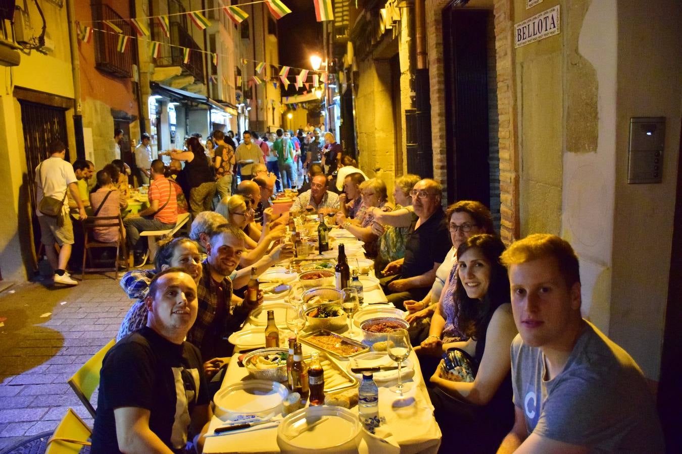 Cena en la calle San Juan por sus fiestas