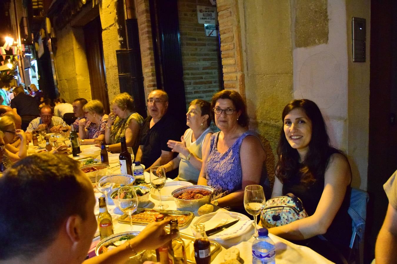 Cena en la calle San Juan por sus fiestas