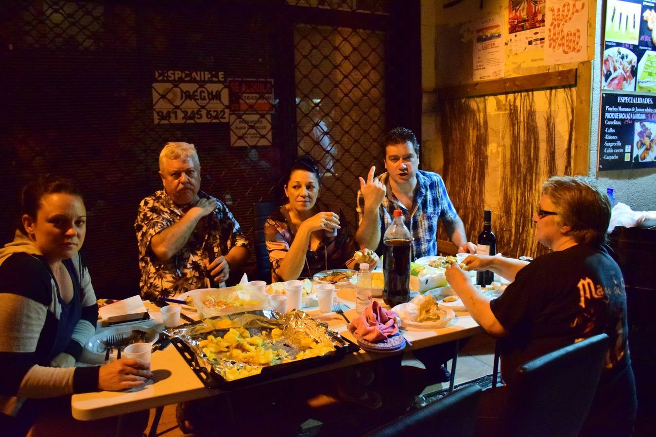 Cena en la calle San Juan por sus fiestas