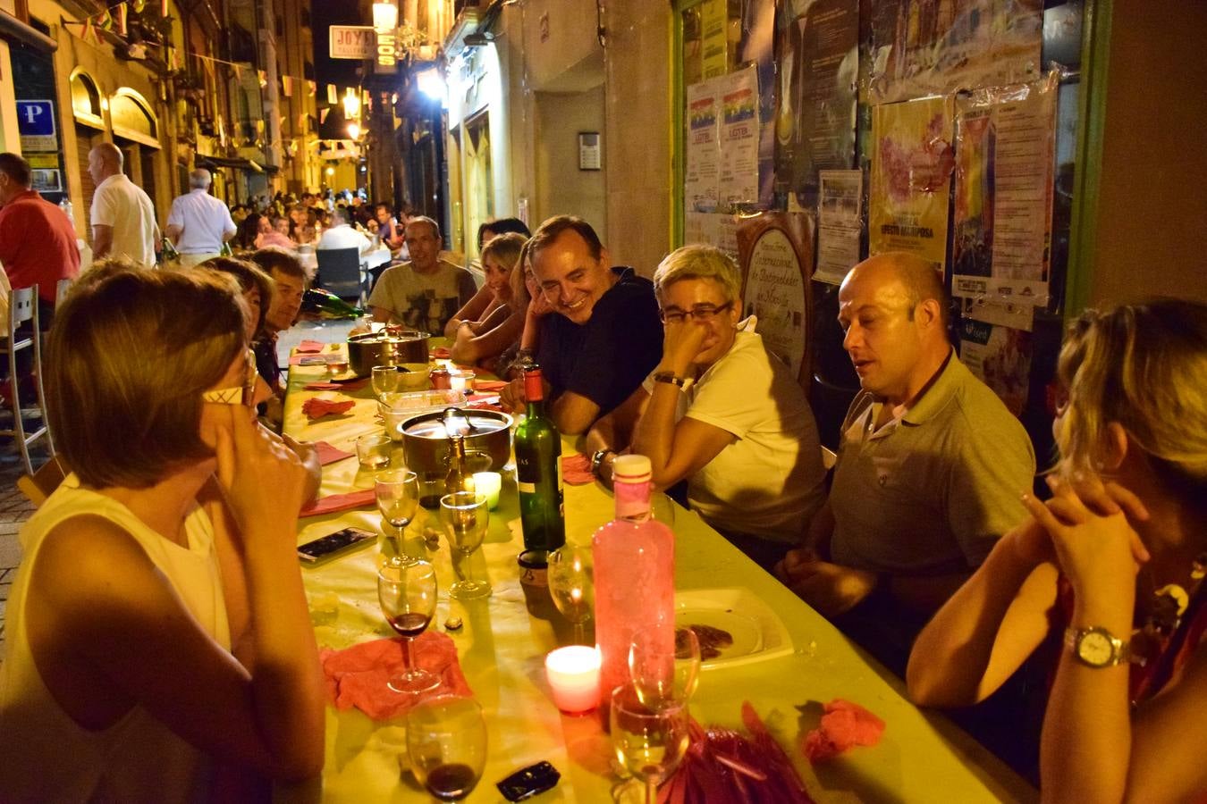 Cena en la calle San Juan por sus fiestas