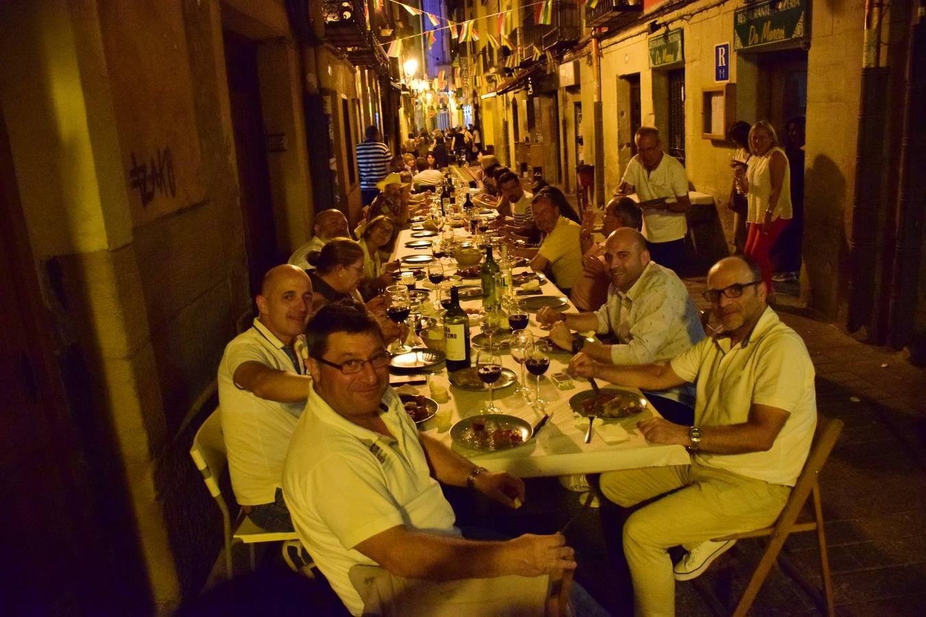 Cena en la calle San Juan por sus fiestas