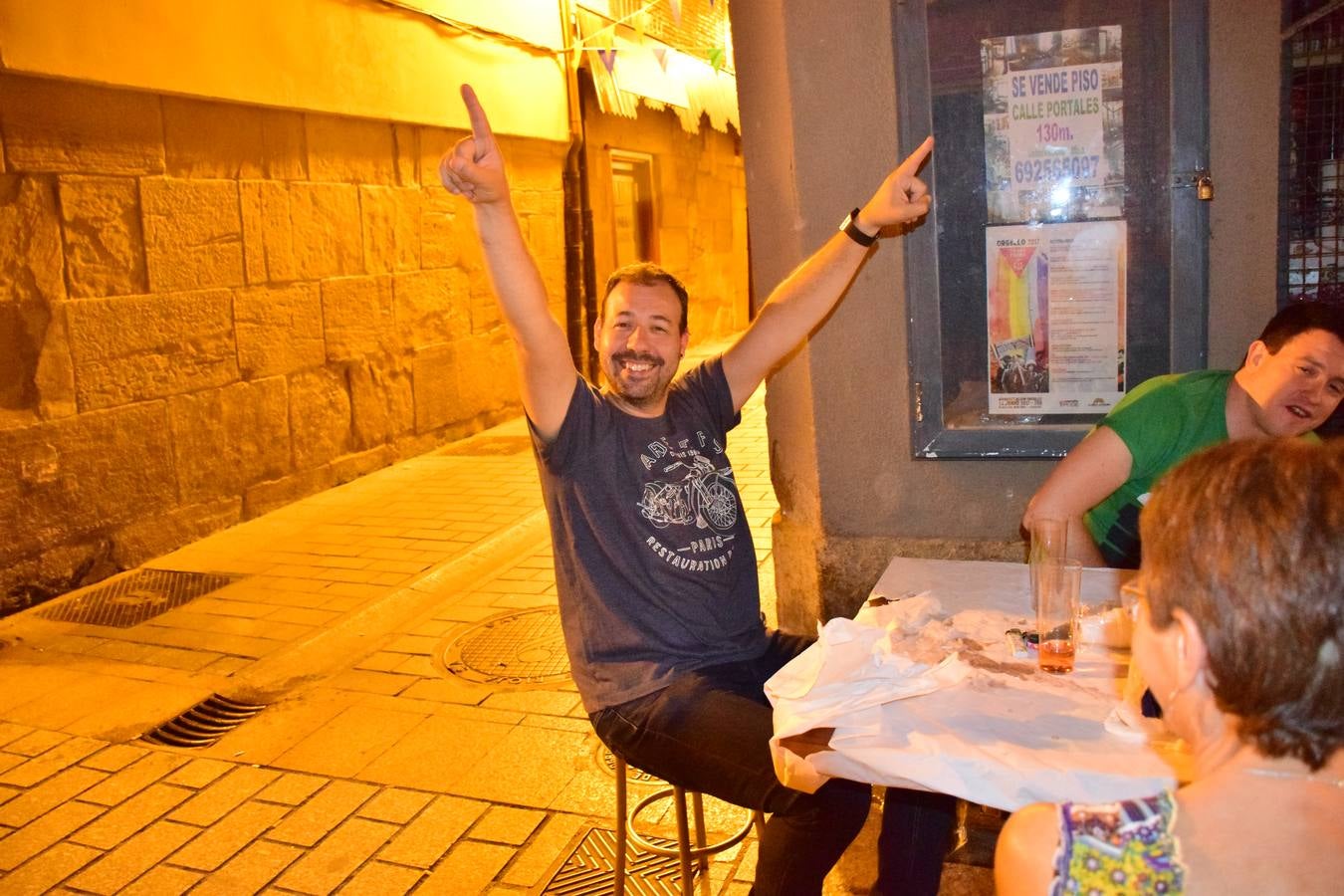 Cena en la calle San Juan por sus fiestas