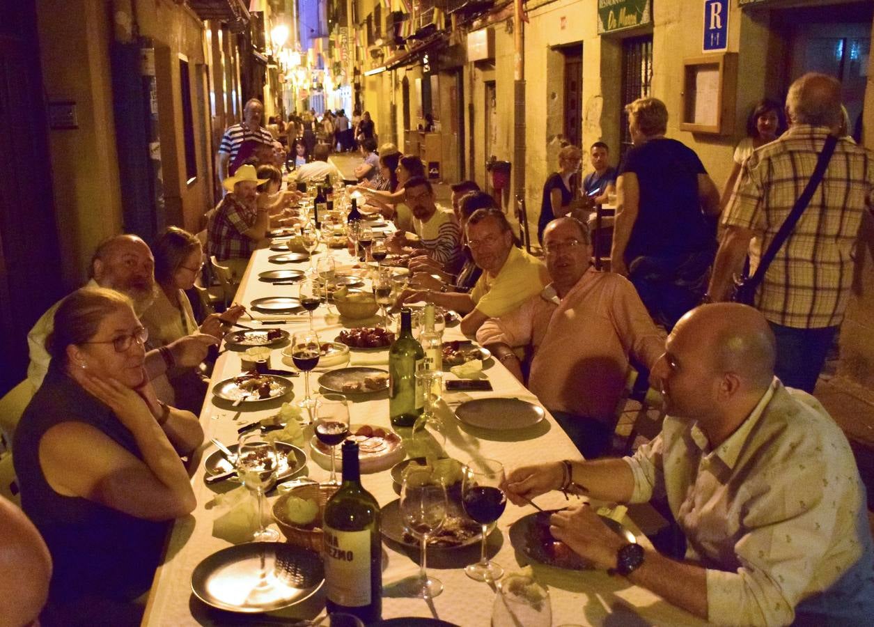 Cena en la calle San Juan por sus fiestas