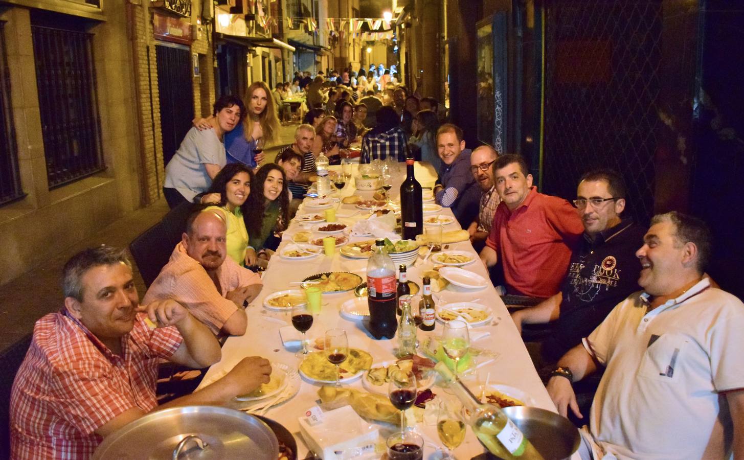 Cena en la calle San Juan por sus fiestas