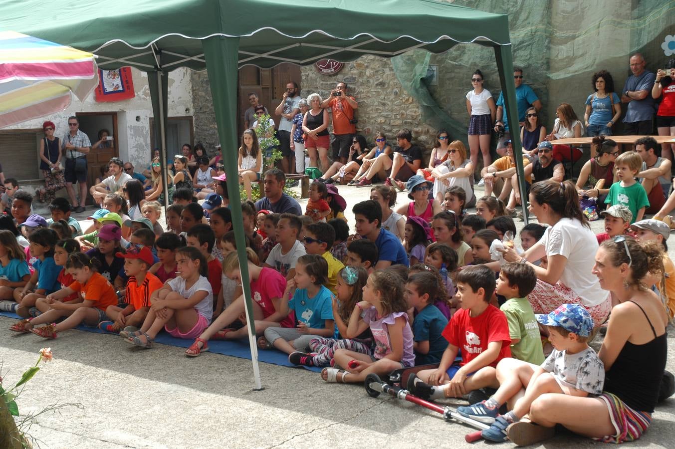 Teatro y música llenan las calles de Enciso