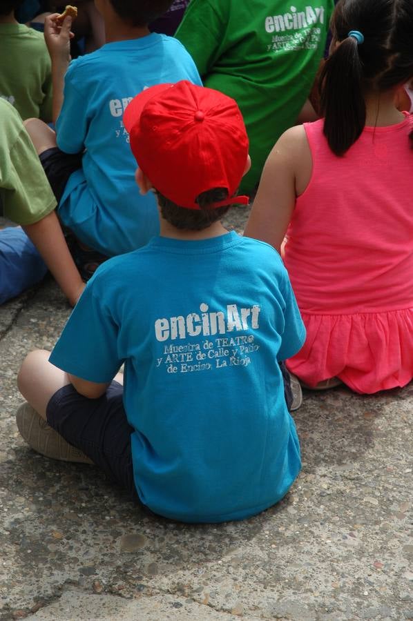 Teatro y música llenan las calles de Enciso